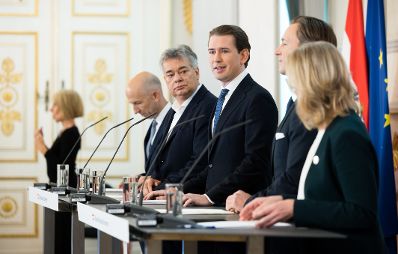 Am 3. Oktober 2021 fand eine Pressekonferenz zum Thema &quot;&Ouml;kosoziale Steuerreform&quot; statt. Im Bild (v.l.n.r.) Bundesminister Martin Kocher, Vizekanzler Werner Kogler, Bundeskanzler Sebastian Kurz, Bundesminister Gernot Bl&uuml;mel und Bundesministerin Leonore Gewessler.