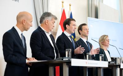 Am 3. Oktober 2021 fand eine Pressekonferenz zum Thema &quot;&Ouml;kosoziale Steuerreform&quot; statt. Im Bild (v.l.n.r.) Bundesminister Martin Kocher, Vizekanzler Werner Kogler, Bundeskanzler Sebastian Kurz, Bundesminister Gernot Bl&uuml;mel und Bundesministerin Leonore Gewessler.