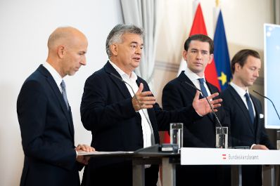 Am 3. Oktober 2021 fand eine Pressekonferenz zum Thema &quot;&Ouml;kosoziale Steuerreform&quot; statt. Im Bild (v.l.n.r.) Bundesminister Martin Kocher, Vizekanzler Werner Kogler, Bundeskanzler Sebastian Kurz und Bundesminister Gernot Bl&uuml;mel.