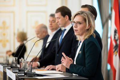 Am 3. Oktober 2021 fand eine Pressekonferenz zum Thema &quot;&Ouml;kosoziale Steuerreform&quot; statt. Im Bild (v.l.n.r.) Bundesminister Martin Kocher, Vizekanzler Werner Kogler, Bundeskanzler Sebastian Kurz, Bundesminister Gernot Bl&uuml;mel und Bundesministerin Leonore Gewessler.