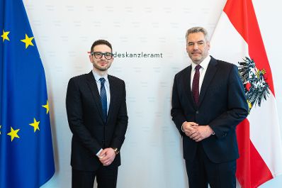 Am 4. M&auml;rz 2022 empfing Bundeskanzler Karl Nehammer (r.) Alexander Soros (l.), Mitglied des Aufsichtsrates der Open Society Stiftung zu einem Arbeitsgespr&auml;ch.