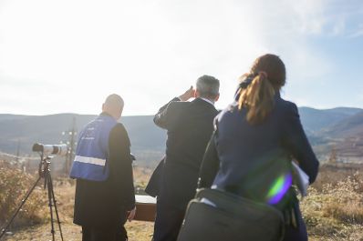 Am 30. J&auml;nner 2023 reiste Bundeskanzler Karl Nehammer (m.) zu einem Arbeitsbesuch nach Georgien. Im Bild bei der Besichtigung der EU-Beobachtermission (EUMM).