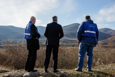 Am 30. J&auml;nner 2023 reiste Bundeskanzler Karl Nehammer (m.) zu einem Arbeitsbesuch nach Georgien. Im Bild bei der Besichtigung der EU-Beobachtermission (EUMM).