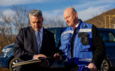 Am 30. J&auml;nner 2023 reiste Bundeskanzler Karl Nehammer (l.) zu einem Arbeitsbesuch nach Georgien. Im Bild bei der Besichtigung der EU-Beobachtermission (EUMM).