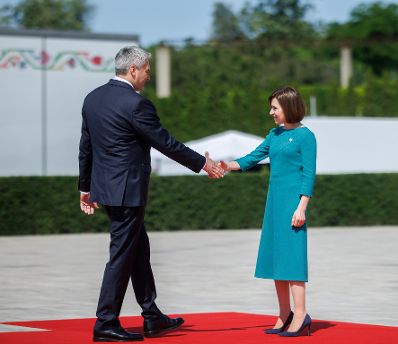 Am 1. Juni 2023 nahm Bundeskanzler Karl Nehammer (l.) am Gipfel der Europ&auml;ischen Politischen Gemeinschaft in der Republik Moldau teil. Im Bild mit der moldauische Pr&auml;sidentin Maia Sandu (r.).
