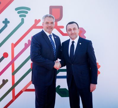 Am 1. Juni 2023 nahm Bundeskanzler Karl Nehammer (l.) am Gipfel der Europ&auml;ischen Politischen Gemeinschaft in der Republik Moldau teil. Im Bild mit dem georgischen Ministerpr&auml;sident Irakli Garibashvili (r.).