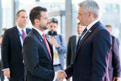 Am 1. Juni 2023 nahm Bundeskanzler Karl Nehammer (r.) am Gipfel der Europ&auml;ischen Politischen Gemeinschaft in der Republik Moldau teil. Im Bild mit dem Pr&auml;sidenten der Republik Montenegro Jakov Milatović (l.).