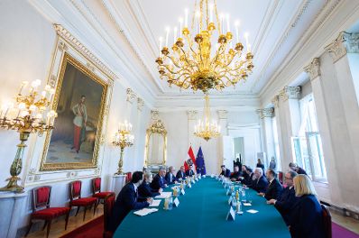 Am 14. Mai 2024 lud Bundeskanzler Karl Nehammer gemeinsam mit Bundesministerin Susanne Raab zu einem runden Tisch der Religionen ein.