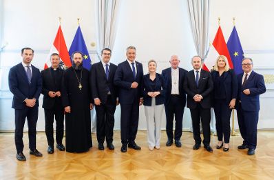 Am 14. Mai 2024 lud Bundeskanzler Karl Nehammer gemeinsam mit Bundesministerin Susanne Raab zu einem runden Tisch der Religionen ein.