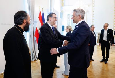 Am 14. Mai 2024 lud Bundeskanzler Karl Nehammer gemeinsam mit Bundesministerin Susanne Raab zu einem runden Tisch der Religionen ein.