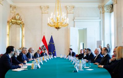 Am 14. Mai 2024 lud Bundeskanzler Karl Nehammer gemeinsam mit Bundesministerin Susanne Raab zu einem runden Tisch der Religionen ein.