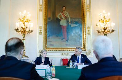 Am 14. Mai 2024 lud Bundeskanzler Karl Nehammer gemeinsam mit Bundesministerin Susanne Raab zu einem runden Tisch der Religionen ein.