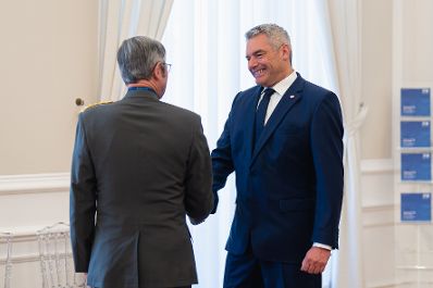 Am 22. Oktober 2024 empfing Bundeskanzler Karl Nehammer (r.) Vertreter der Miliz zu einem Arbeitsgespr&auml;ch.