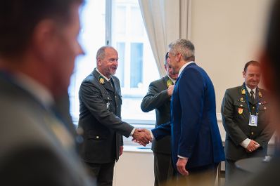 Am 22. Oktober 2024 empfing Bundeskanzler Karl Nehammer (m.r.) Vertreter der Miliz zu einem Arbeitsgespr&auml;ch.