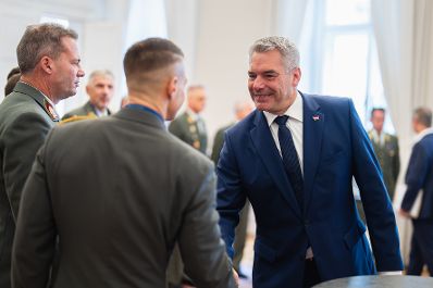 Am 22. Oktober 2024 empfing Bundeskanzler Karl Nehammer (r.) Vertreter der Miliz zu einem Arbeitsgespr&auml;ch.