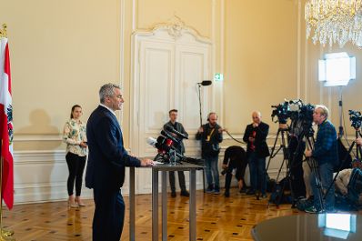 Am 25. Oktober 2024 gab Bundeskanzler Karl Nehammer (2.v.l.) ein Pressestatement.