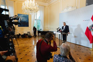 Am 25. Oktober 2024 gab Bundeskanzler Karl Nehammer (2.v.r.) ein Pressestatement.