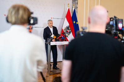 Am 25. Oktober 2024 gab Bundeskanzler Karl Nehammer (m.) ein Pressestatement.
