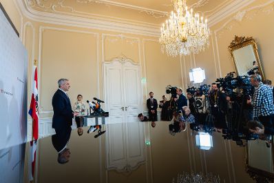 Am 25. Oktober 2024 gab Bundeskanzler Karl Nehammer (l.) ein Pressestatement.