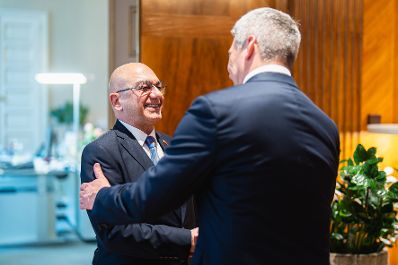 Am 26. Oktober 2024 empfing Bundeskanzler Karl Nehammer (r.) den Botschafter der Republik T&uuml;rkei, Ozan Ceyhun (l.) zu einem Arbeitsgespr&auml;ch im Bundeskanzleramt.
