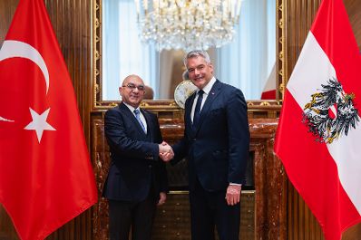 Am 26. Oktober 2024 empfing Bundeskanzler Karl Nehammer (r.) den Botschafter der Republik T&uuml;rkei, Ozan Ceyhun (l.) zu einem Arbeitsgespr&auml;ch im Bundeskanzleramt.