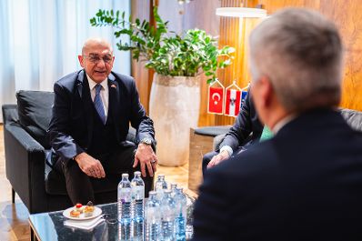Am 26. Oktober 2024 empfing Bundeskanzler Karl Nehammer (r.) den Botschafter der Republik T&uuml;rkei, Ozan Ceyhun (l.) zu einem Arbeitsgespr&auml;ch im Bundeskanzleramt.