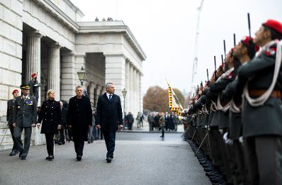 Am 26. Oktober 2024 fand anl&auml;sslich des Nationalfeiertages die traditionelle Kranzniederlegung im Weihraum am Wiener Heldenplatz statt. Im Bild Bundeskanzler Karl Nehammer (r.), Vizekanzler Werner Kogler (m.) und Bundesministerin Klaudia Tanner (l.).