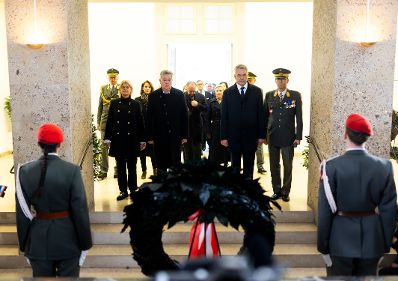 Am 26. Oktober 2024 fand anl&auml;sslich des Nationalfeiertages die traditionelle Kranzniederlegung im Weihraum am Wiener Heldenplatz statt. Im Bild Bundeskanzler Karl Nehammer (r.), Vizekanzler Werner Kogler (m.) und Bundesministerin Klaudia Tanner (l.).