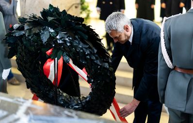 Am 26. Oktober 2024 fand anl&auml;sslich des Nationalfeiertages die traditionelle Kranzniederlegung im Weihraum am Wiener Heldenplatz statt. Im Bild Bundeskanzler Karl Nehammer.