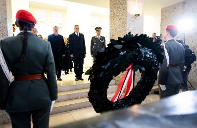 Am 26. Oktober 2024 fand anl&auml;sslich des Nationalfeiertages die traditionelle Kranzniederlegung im Weihraum am Wiener Heldenplatz statt. Im Bild Bundeskanzler Karl Nehammer (r.), Vizekanzler Werner Kogler (m.) und Bundesministerin Klaudia Tanner (l.).