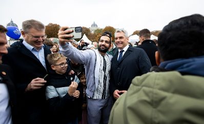 Am 26. Oktober 2024 nahm Bundeskanzler Karl Nehammer im Rahmen des Nationalfeiertages an den Feierlichkeiten teil.