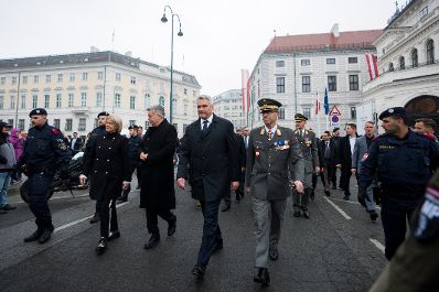 Am 26. Oktober 2024 fand anl&auml;sslich des Nationalfeiertages die traditionelle Kranzniederlegung im Weihraum am Wiener Heldenplatz statt. Im Bild Bundeskanzler Karl Nehammer (r.), Vizekanzler Werner Kogler (m.) und Bundesministerin Klaudia Tanner (l.).