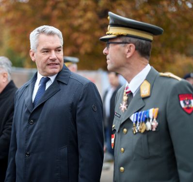 Am 26. Oktober 2024 fand anl&auml;sslich des Nationalfeiertages die traditionelle Kranzniederlegung im Weihraum am Wiener Heldenplatz statt. Im Bild Bundeskanzler Karl Nehammer.