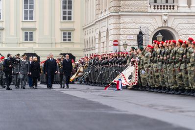 Am 26. Oktober 2024 hielt Bundeskanzler Karl Nehammer (m.) im Rahmen der Angelobung der Rekrutinnen und Rekruten des &ouml;sterreichischen Bundesheeres auf dem Wiener Heldenplatz eine Rede zum &Ouml;sterreichischen Nationalfeiertag. Im Bild mit Bundespr&auml;sidenten Alexander Van der Bellen (r.) und Bundesministerin Klaudia Tanner (l.).