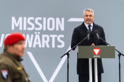 Am 26. Oktober 2024 hielt Bundeskanzler Karl Nehammer (im Bild) im Rahmen der Angelobung der Rekrutinnen und Rekruten des &ouml;sterreichischen Bundesheeres auf dem Wiener Heldenplatz eine Rede zum &Ouml;sterreichischen Nationalfeiertag.