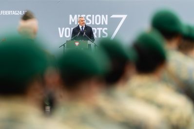 Am 26. Oktober 2024 hielt Bundeskanzler Karl Nehammer (im Bild) im Rahmen der Angelobung der Rekrutinnen und Rekruten des &ouml;sterreichischen Bundesheeres auf dem Wiener Heldenplatz eine Rede zum &Ouml;sterreichischen Nationalfeiertag.