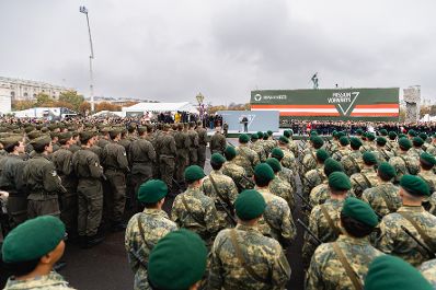 Am 26. Oktober 2024 hielt Bundeskanzler Karl Nehammer (im Bild) im Rahmen der Angelobung der Rekrutinnen und Rekruten des &ouml;sterreichischen Bundesheeres auf dem Wiener Heldenplatz eine Rede zum &Ouml;sterreichischen Nationalfeiertag.