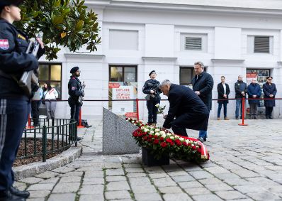 Am 2. November 2024 nahm Bundeskanzler Karl Nehammer (im Bild) an der Kranzniederlegung am Jahrestag des Terrorakts in Wien teil.