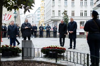 Am 2. November 2024 nahm Bundeskanzler Karl Nehammer (im Bild) an der Kranzniederlegung am Jahrestag des Terrorakts in Wien teil.