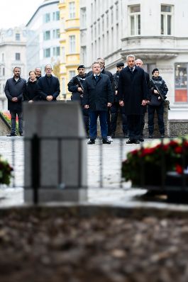 Am 2. November 2024 nahm Bundeskanzler Karl Nehammer (im Bild) an der Kranzniederlegung am Jahrestag des Terrorakts in Wien teil.