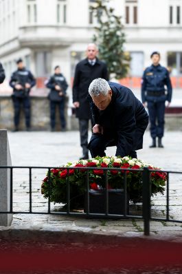 Am 2. November 2024 nahm Bundeskanzler Karl Nehammer (im Bild) an der Kranzniederlegung am Jahrestag des Terrorakts in Wien teil.