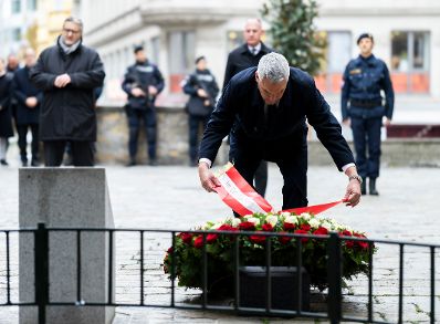 Am 2. November 2024 nahm Bundeskanzler Karl Nehammer (im Bild) an der Kranzniederlegung am Jahrestag des Terrorakts in Wien teil.