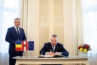 Am 18. November 2024 empfing Bundeskanzler Karl Nehammer (l.) den Senatspr&auml;sident von Rum&auml;nien Nicolae Ciucă (r.).