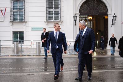 Am 20. November 2024 wurde Bundesminister Gunter Mayr (l.) angelobt. Im Bild mit Bundeskanzler Karl Nehammer (r.).