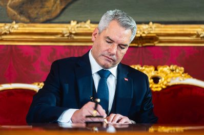 Am 20. November 2024 wurde Bundesminister Gunter Mayr angelobt. Im Bild Bundeskanzler Karl Nehammer.