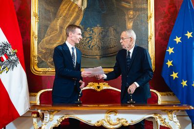 Am 20. November 2024 wurde Bundesminister Gunter Mayr (l.) angelobt. Im Bild mit Bundespr&auml;sident Alexander van der Bellen (r.).