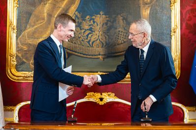 Am 20. November 2024 wurde Bundesminister Gunter Mayr (l.) angelobt. Im Bild mit Bundespr&auml;sident Alexander van der Bellen (r.).