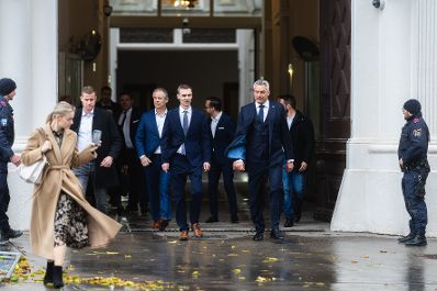 Am 20. November 2024 wurde Bundesminister Gunter Mayr (m.l.) angelobt. Im Bild mit Bundeskanzler Karl Nehammer (m.r.).