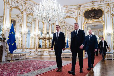 Am 20. November 2024 wurde Bundesminister Gunter Mayr (l.) angelobt. Im Bild mit Bundeskanzler Karl Nehammer (2.v.l.).