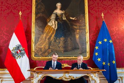 Am 20. November 2024 wurde Bundesminister Gunter Mayr (l.) angelobt. Im Bild mit Bundespr&auml;sident Alexander van der Bellen (r.).